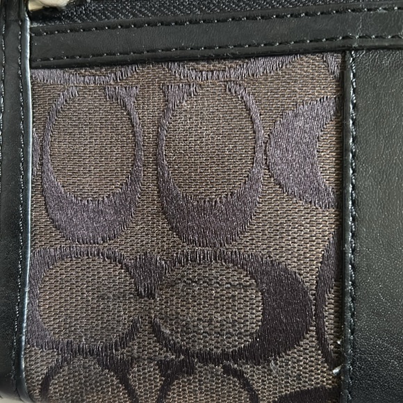 Pre owned Black/Brown Signature “C” Coach Wristlet-Great Condition - Picture 5 of 13